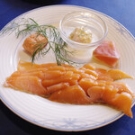 レストラン ストックホルム - ノルウェー産サーモンのマリネなど