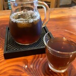 Sobadokoro Den - お冷で無く、麦茶をピッチャーで出してくれる。