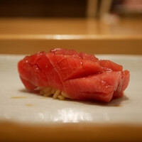 寿司割烹 魚紋 - ◇中トロ（ニュージーランド）
                    トロけるよりもやや質感を伝えてハリのある身、甘みと香りは控えめでも柔らかな余韻を楽しめました。