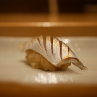 寿司割烹 魚紋 - ◇小鰭
                    こちらは赤酢で握られます
                    カチッと締まった酸味のシャリと、脱水されて旨味を高めた身とで相乗される味！
                    それぞれの酸味が味わいをより深め合い、ガツッと表現する江戸前らしさあふれる握り。