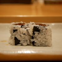 寿司割烹 魚紋 - ◇干瓢巻き（栃木）
                    一級品の無添加の立派な干瓢を醤油に煮たもの。
                    海苔の両面にシャリを纏わせたフォルム