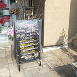 メディーナ - 階段のしたにメニューが