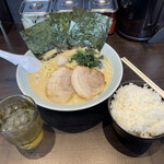 横浜家系ラーメン 魂心家 - 醤油ラーメンチャーシュー一枚トッピング