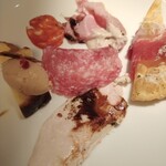 トラットリア ヴィヴァーチェ - 前菜は大皿から、次男が綺麗に取り分けしてくれて、優しい次男です〜♪