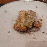 傳 - (2022/5 訪問)穴子と焼き茄子。醤油の香ばしさと茄子やおかかの香りが心地好い。