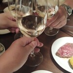 トラットリア ヴィヴァーチェ - まずは、白ワインで乾杯〜☺