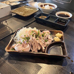 炭火焼肉ホルモン うらら - モツ刺し盛り合わせ(左から、ミノ、ガツ、コブクロ)