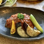 ジャム cafe 可鈴 - 【週替わりランチ 1,050円(税込)】メインのトマトソース煮込ハンバーグ