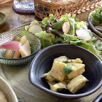 ジャム cafe 可鈴 - 筍の木の芽和え(右下)、自家製ピクルス(左中央)、グリーンサラダ