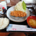 黒豚とんかつ くろまつ 札幌赤れんがテラス店 - 黒豚ロースかつ御膳  @750円也。小振り感は否めないけど半額提供は超おトク❗かと。