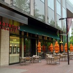 黒豚とんかつ くろまつ - この日は曇天で風もあり寒い日。暖かいと外でお茶する方も。