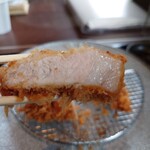 黒豚とんかつ くろまつ 札幌赤れんがテラス店 - 赤身部分は「柔らか〜」。脂身部分は「甘〜い」。