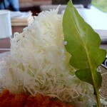 黒豚とんかつ くろまつ - キャベツ大盛り（無料）