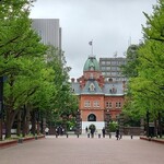 黒豚とんかつ くろまつ - 歩行者専用道路とイチョウ並木から「赤レンガ庁舎」を望む。東京オリパラではマラソンコースの一部でした。