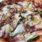 海とピッツァ - ベーコンと旬の野菜のピザ
