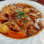 中国料理 峨嵋山 - 牛スジと新じゃが醤油煮込み　牛スジがタップリと入っています　