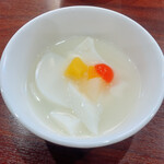 中国料理 峨嵋山 - 締めの杏仁豆腐　このお店は手抜きなし…さっぱりとして旨い