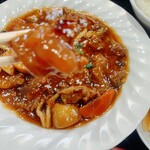 中国料理 峨嵋山 - ちょっとピンぼけ　でも牛スジの脂身も旨い