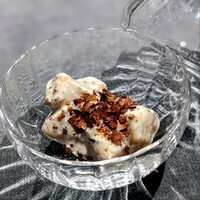 ROBB - 長田の桃の白和え。これもFUJIさんで欠かせないスペシャリテ。出始めのジューシーな長田の桃に、吏子ちゃんが目の前で煎った胡麻。これは、カカオの皮トッピングは・・・