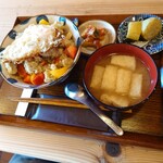 ごはんとおさけ おいとま - ガパオ丼（1100円）2022年5月