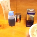 ラーメン二郎 - しょうゆで味を濃くできます。