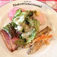 ビストロ グルマン - 前菜盛り合わせ。桜大根、鶏ハム、小魚のマリネ、鴨肉のスモーク。全体的に好みの味で美味しかった♪