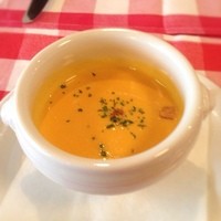 ビストロ グルマン - にんじんのポタージュ。美味しかったが、にんじんの甘みと匂いがほわっと香るので、にんじん嫌いな人はアウト。(母がだめだった)