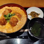 伊勢ろく - 【2022/5】伊達鶏の唐揚げの親子丼(全景)