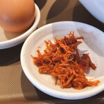 塩ラーメン あす流 - 生卵、貝柱佃煮