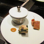 北海道焼肉 北うし - 【前菜】ホワイトアスパラの冷製スープ(キャビアと治療した雲丹) ・ツブのテリーヌ・和牛テールのリエット