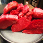 Hokkaidou Yakiniku Kitaushi - 最初に本日の道産牛肉・２週間熟成２種の顔見世　　知床和牛・美瑛和牛
