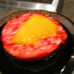北海道焼肉 北うし - 【前菜】びえい和牛サーロインのとろけるユッケ　黄身を崩して