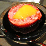 北海道焼肉 北うし - 【前菜】びえい和牛サーロインのとろけるユッケ　黄身を崩して