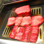 北海道焼肉 北うし - 【塩焼き】3週間熟成/知床和牛、タン元の厚切り＆ハラミ