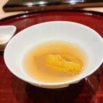 すし 良月 - 鮑のお出汁に青森のムラサキウニでいちご煮風