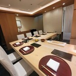 すし 良月 - 店内はL字型のカウンター席だけ、前回と同じ席でした