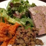 Les chevreuils - ランチの前菜。パテドカンパーニュ、レンズ豆、ニンジンのサラダ