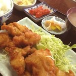 お食事処 みず - 鳥の唐揚げ定食☆500円☆
            
            小鉢3品、ご飯、みそ汁はセルフです。たくさんの小鉢から選ぶことができるんですよ〜。
            
            唐揚げの量も半端ない！
            このコスパは本当にすごいですV(^_^)V
            
            お腹いっぱいです。