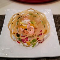 中国料理 陽明殿 - 同僚のメイン 海老とアオリイカ 彩り野菜の塩味炒め バスケット見立て  ぅぅ～映える１品