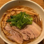 中華そば　桃李 - 限定のサバ煮干し醤油ラーメンとトッピングのチャーシュー