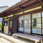 暁山 - 明治時代の古民家を改装した店舗外観