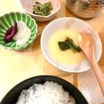 Okaka - ご飯、茶碗蒸し、青菜の胡麻和え、漬物付き