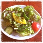Addis - 載せ忘れていたので、続けてアップします♪
                        
                        グリークサラダ。
                        野菜の味がしっかり。ハーブと岩塩、オリーブおイフ、あとなビネガーかな？
                        
                        これまたシンプルな味で美味しい(^.^)