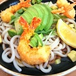 Udon biyori - アボカドと海老天ぶっかけうどん(650円)