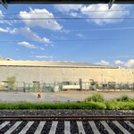 Trattoria Perla Cafe - 線路は単線。大きな建物がスケート場