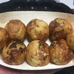 Oosakaya Shoppu - でもオイラはたこ焼きには何もかけずに食います。
                      
                      
                      ダシいっぱい入れて、何もかけずに食うたこ焼きを目指してますヽ(´o｀
                      
                      今日のはまぁまぁの出来。
                      
                      
                      
                      