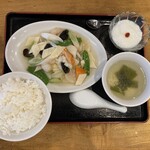 回頭 - ランチ エビとイカの塩炒め定食　１０００円　(2022/05)
