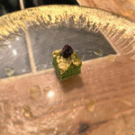 和フレンチバル村塾 - ◆アミューズ・ほうれん草のビスコチョ
      上にはレーズン、ソースにはEXオリーブオイルを使ってます。
      