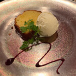 和フレンチバル村塾 - ◆デセール
      ミルクパウンドケーキとバニラアイス
      ソースにはミックスベリーを使用しミルクパウンドケーキとバニラアイスを一緒に召し上がって頂きます。