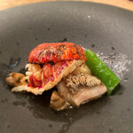 和フレンチバル村塾 - ◆魚料理
      オマール海老と甘鯛
      オマール海老はロースト、甘鯛は鱗ごとソテーしてます。
      ソースは焦がしバターソースで付け合せには万願寺とうがらし、マッシュポテトを使用してます。